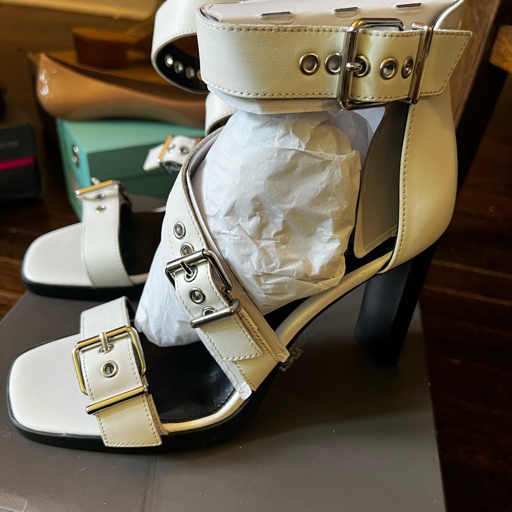 New in Box Vince Camuto Robyna
